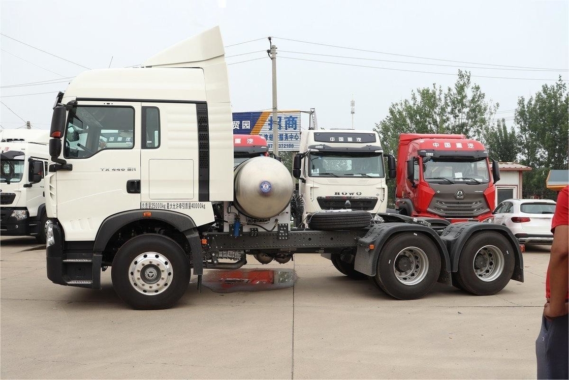 HOWO Truck à roue unique Semi TX lourd 440HP 6X4 12 engrenages Tracteur à double entraînement GNL National VI