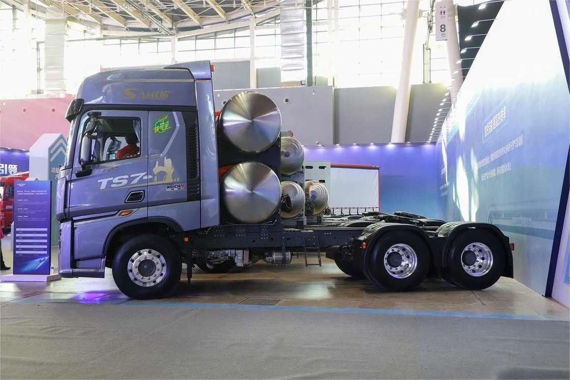 HOWO TS7 Camion lourd 700 chevaux 6X4 tampon hydraulique GNL à transmission automatique Tracteur à toit élevé