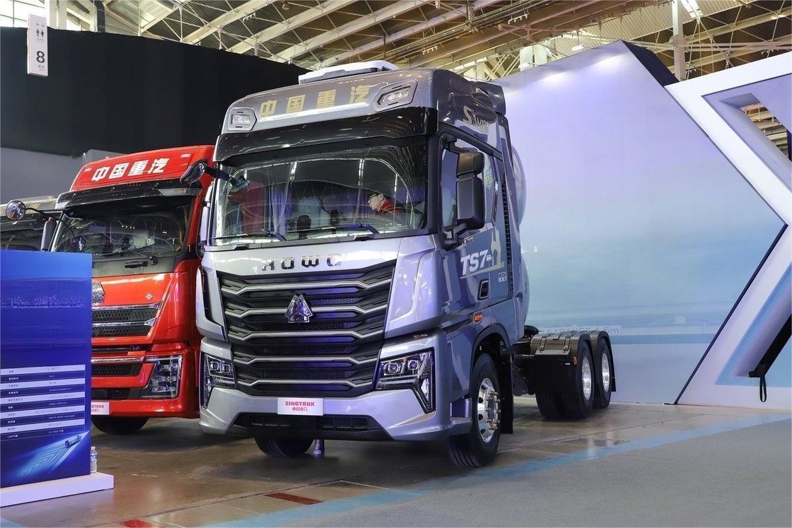 HOWO TS7 Camion lourd 700 chevaux 6X4 tampon hydraulique GNL à transmission automatique Tracteur à toit élevé