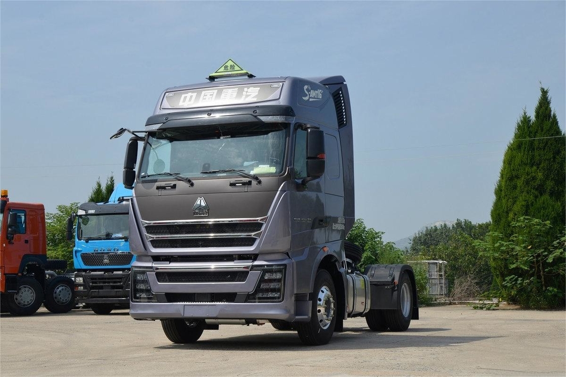 HOWO TH7 Camion 430HP 4X2 AMT Tracteur automatique de marchandises dangereuses Panneau d'écoulement latéral du châssis