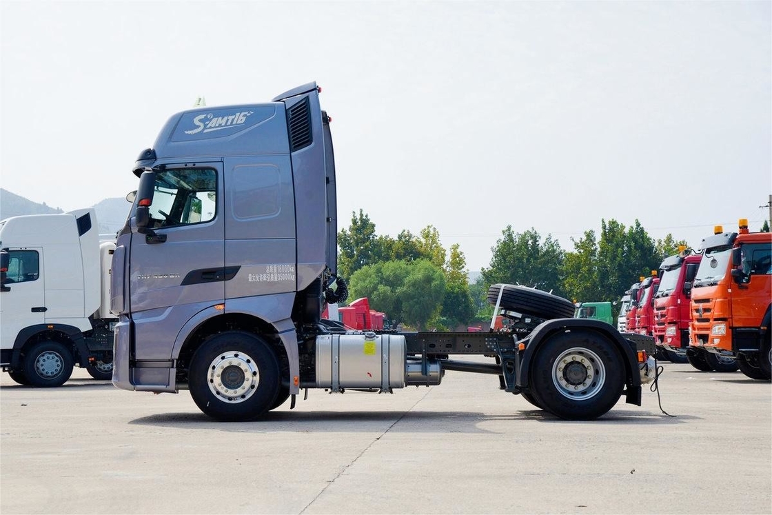 HOWO TH7 Camion 430HP 4X2 AMT Tracteur automatique de marchandises dangereuses Panneau d'écoulement latéral du châssis