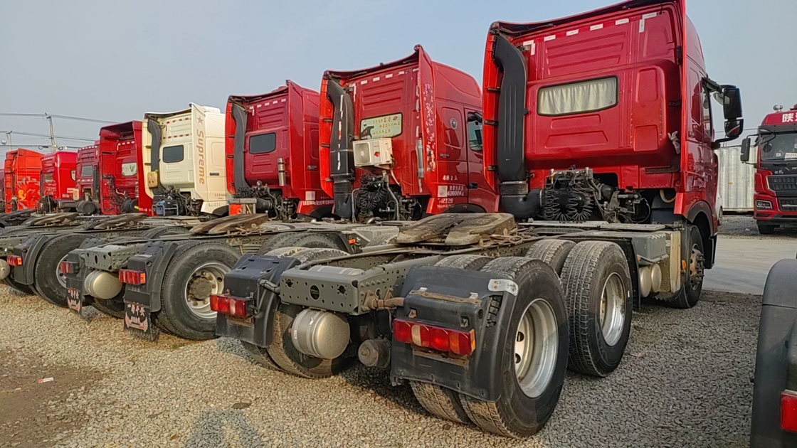 Sino Tracteur Truck Tête Rouge Couleur 6×4 Mode de conduite L'évier à feuille Une rangée Avec LHD couchette