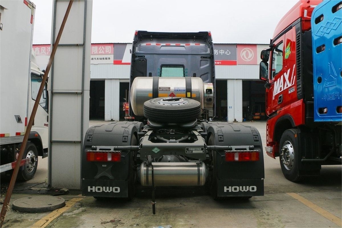 HOWO Max Heavy Truck Light Luxury Version Plaque de débit sur le toit haute 480HP 6X4 Tracteur GNL