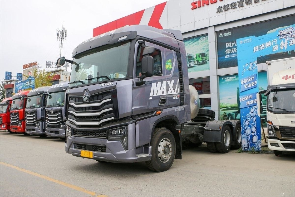 HOWO Max Heavy Truck Light Luxury Version Plaque de débit sur le toit haute 480HP 6X4 Tracteur GNL