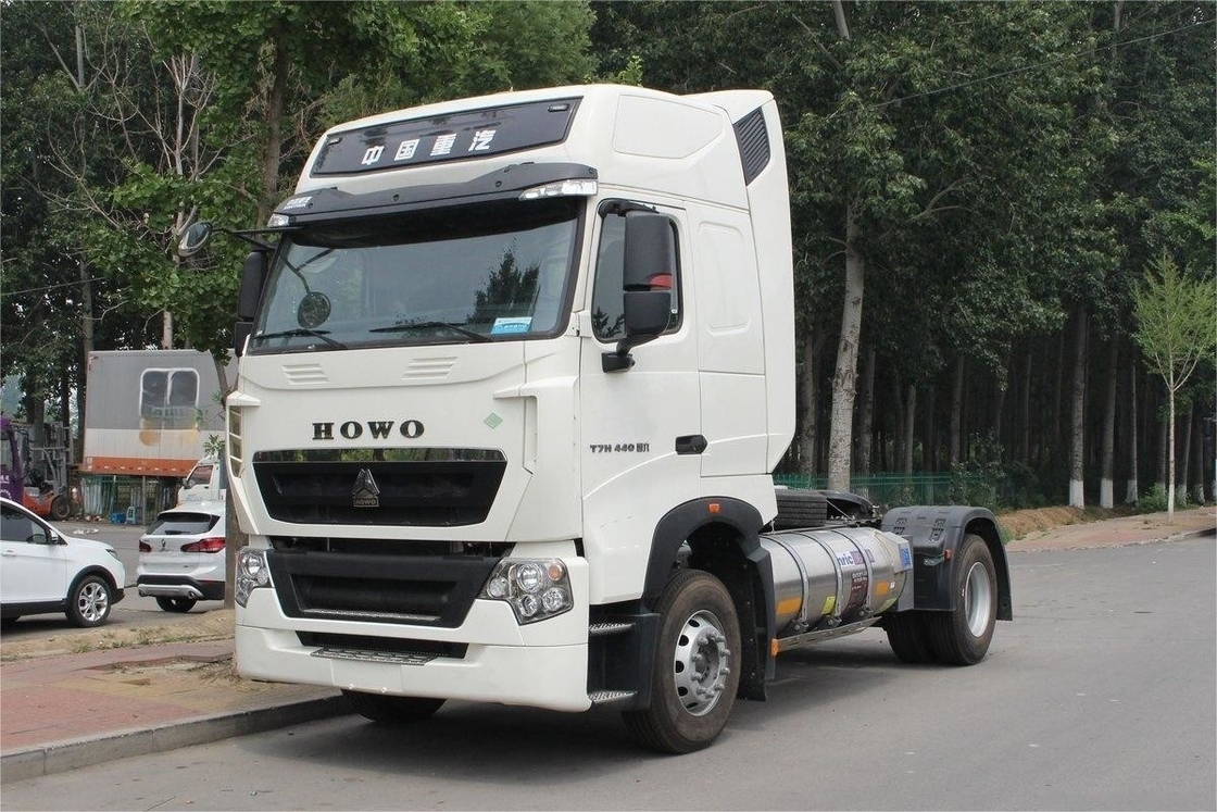 Trois sièges en rangée HOWO T7H camionnettes lourdes déflecteur de toit élevé panneau de vent latéral 440 CV 4X2 tracteur GNL