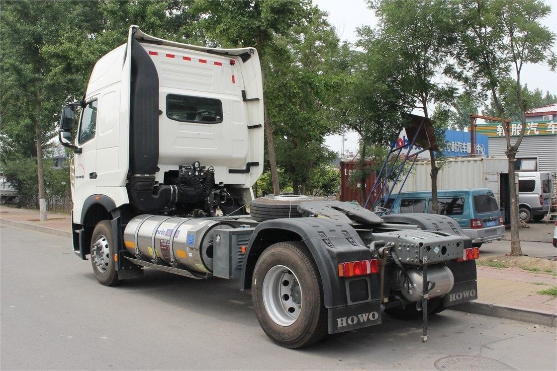 Trois sièges en rangée HOWO T7H camionnettes lourdes déflecteur de toit élevé panneau de vent latéral 440 CV 4X2 tracteur GNL