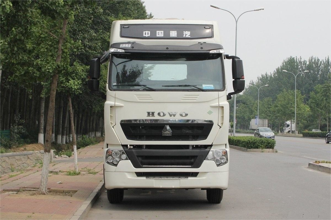 Trois sièges en rangée HOWO T7H camionnettes lourdes déflecteur de toit élevé panneau de vent latéral 440 CV 4X2 tracteur GNL