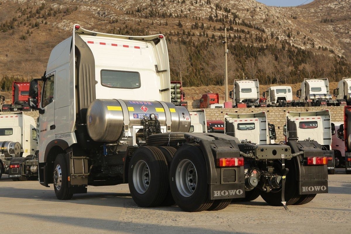 HOWO Chariot lourd déflecteur de vent latéral 440HP 6X4 GNL Tracteur national VI (13T axe arrière)