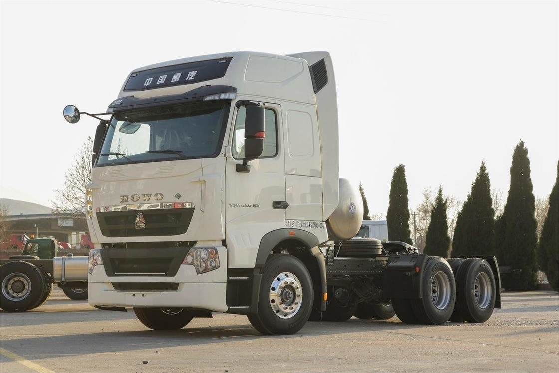 HOWO Chariot lourd déflecteur de vent latéral 440HP 6X4 GNL Tracteur national VI (13T axe arrière)