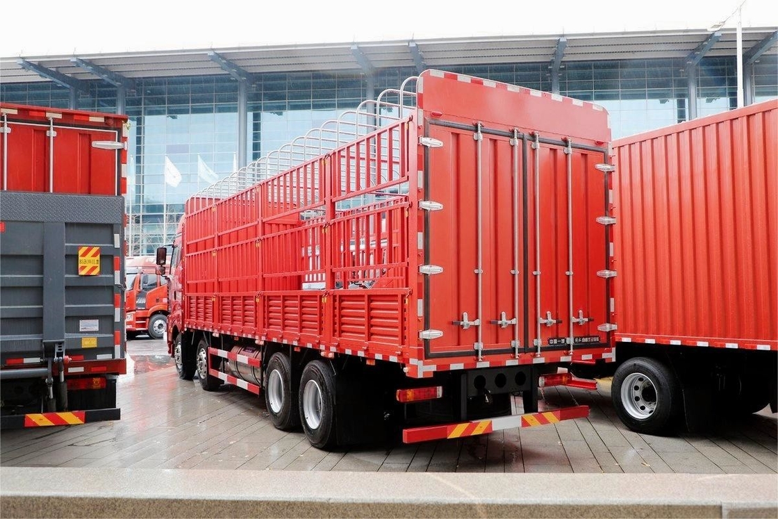 Camion de taille moyenne Jiefang Climatisation à toit solaire 12 vitesses 510 ch 8x4 9,4m Camion à clôture GNL