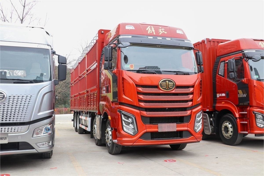 FAW Jiefang Truck de clôture à grande rangée à demi-siège 560HP 8X4 9,4m AMT Transmission automatique