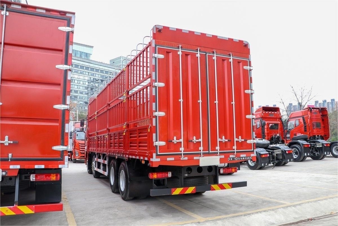 FAW Jiefang Truck de clôture à grande rangée à demi-siège 560HP 8X4 9,4m AMT Transmission automatique