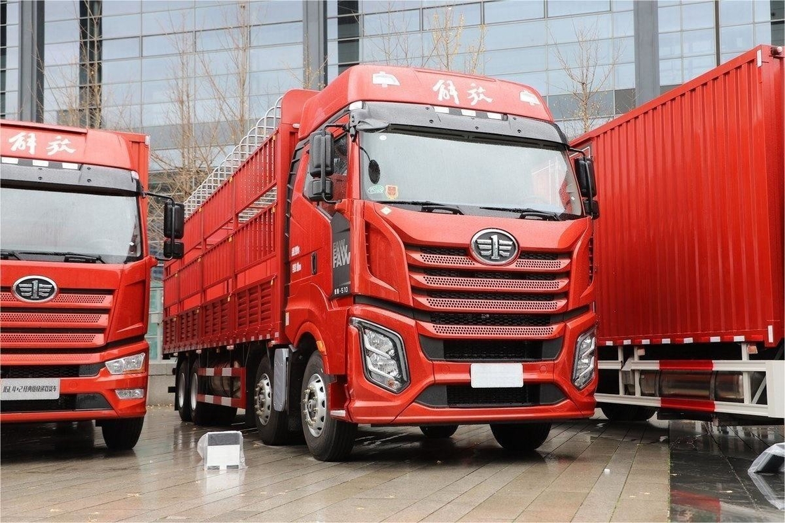Camion de taille moyenne Jiefang Climatisation à toit solaire 12 vitesses 510 ch 8x4 9,4m Camion à clôture GNL