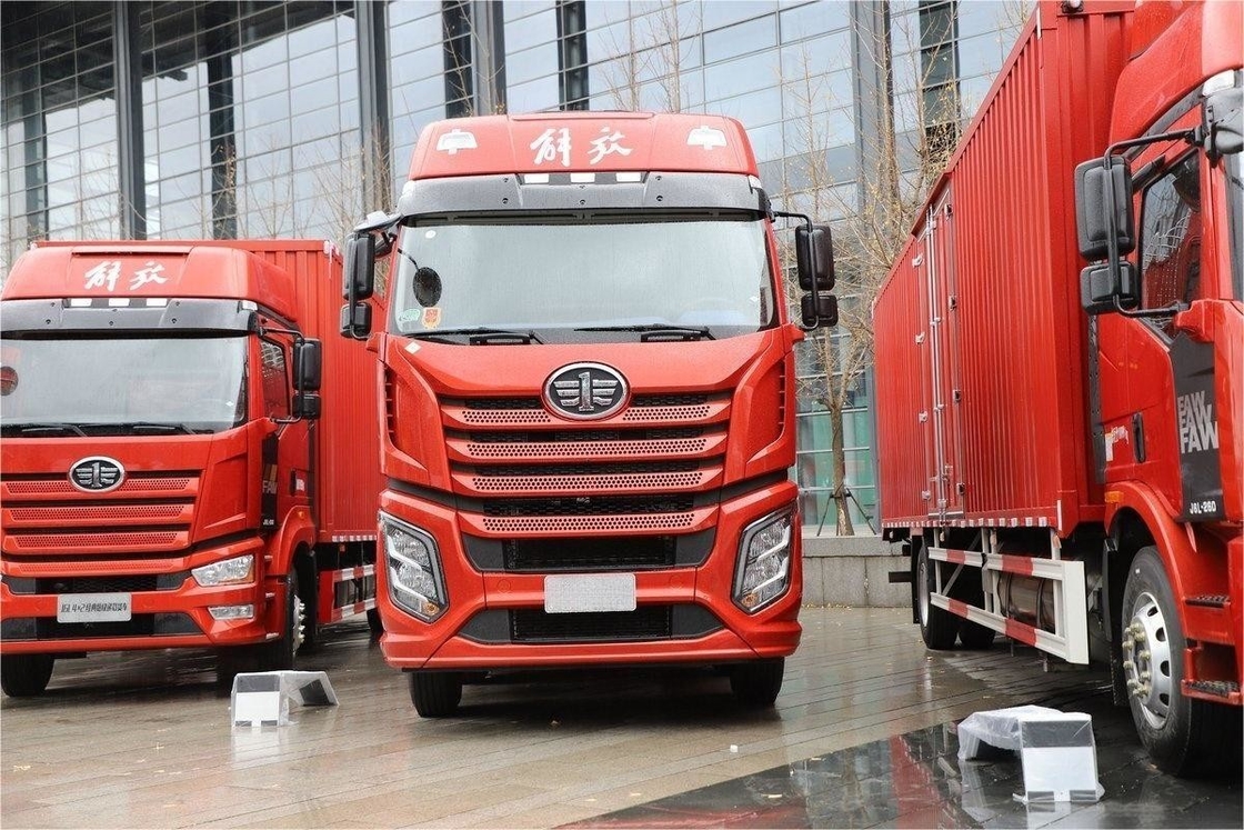 Camion de taille moyenne Jiefang Climatisation à toit solaire 12 vitesses 510 ch 8x4 9,4m Camion à clôture GNL