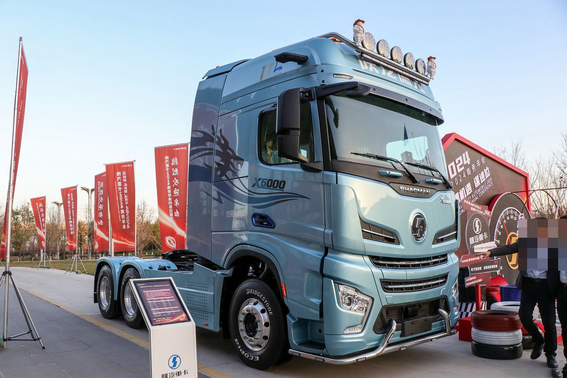 Conditionneur de camion à tracteur Shacman haut toit haut façade latérale 840HP 6X4 AMT tampon hydraulique