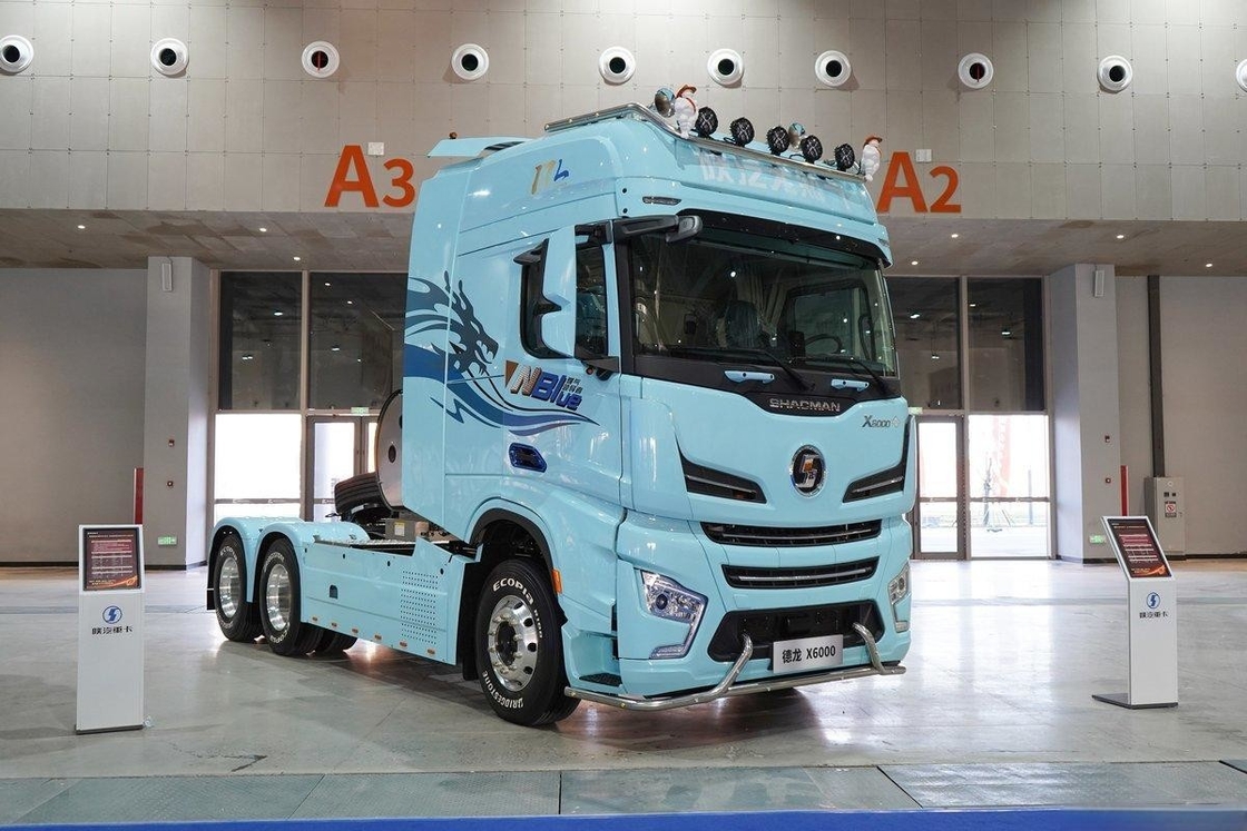 Shacman X6000 Tracteur camion diesel 700 Chevaux 6X4 GNL AMT haut toit rangée unique et demi sièges