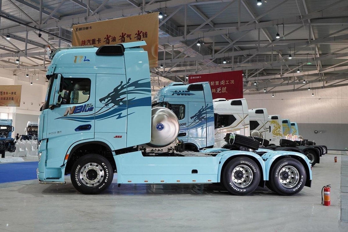 Shacman X6000 Tracteur camion diesel 700 Chevaux 6X4 GNL AMT haut toit rangée unique et demi sièges