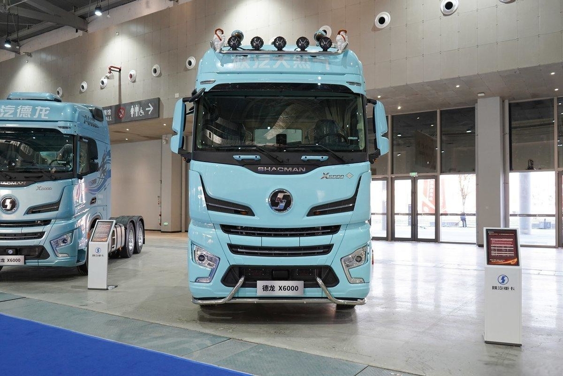 Shacman X6000 Tracteur camion diesel 700 Chevaux 6X4 GNL AMT haut toit rangée unique et demi sièges
