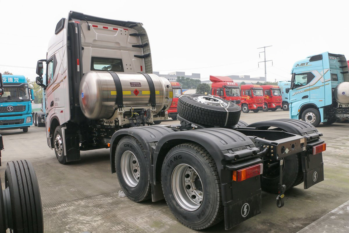 Chauffeur de tracteur Shacman X5000S à demi-siège à une rangée 560 chevaux Tracteur GNL 6X4 à 12 vitesses
