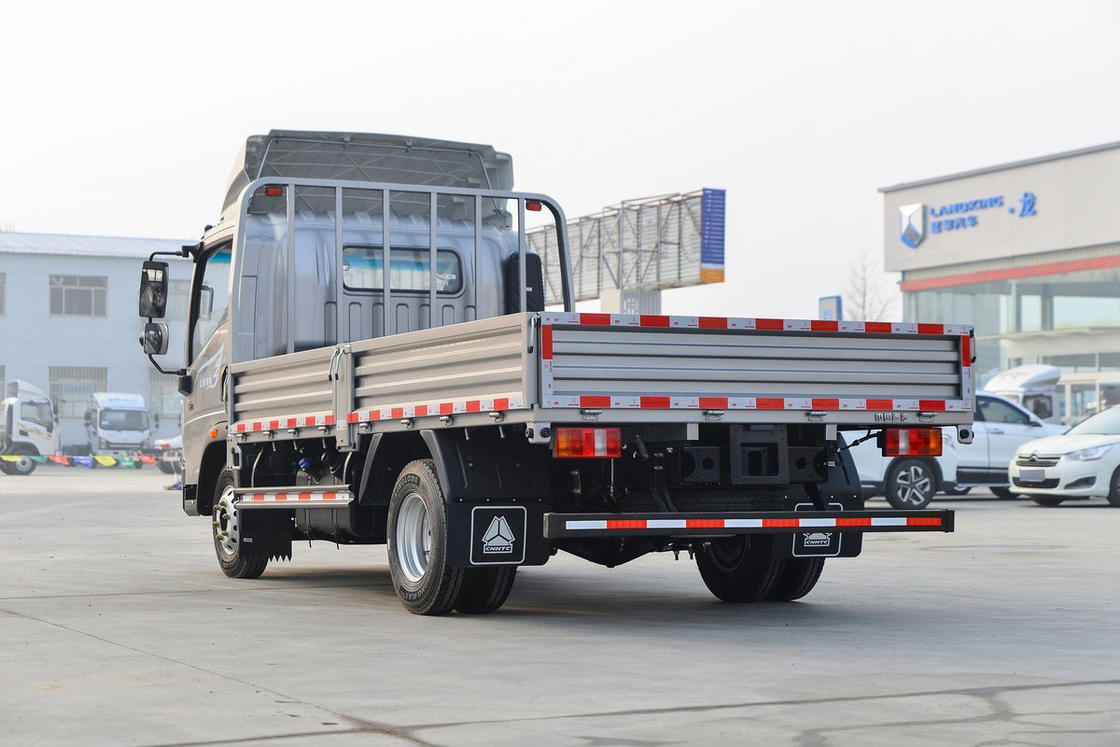 Sinotruk Howo Camion léger Titan Série 150HP 4,15m Single Row Fence Carrosserie en argent avec sièges à rangée unique