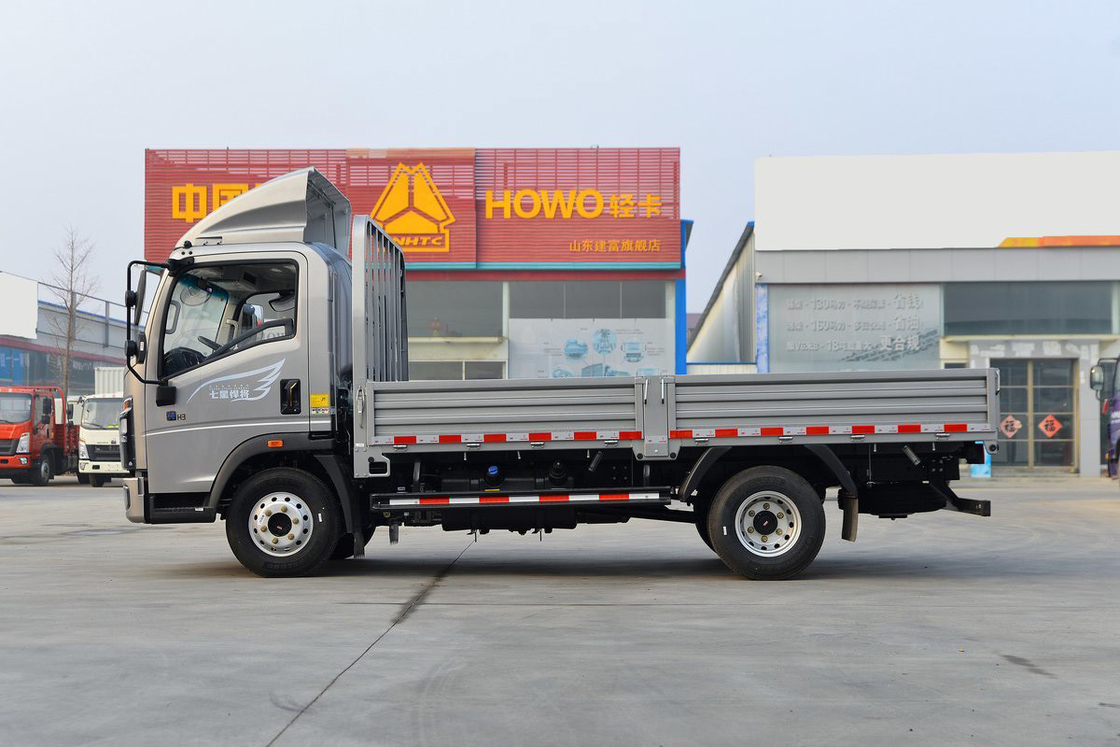 Sinotruk Howo Camion léger Titan Série 150HP 4,15m Single Row Fence Carrosserie en argent avec sièges à rangée unique