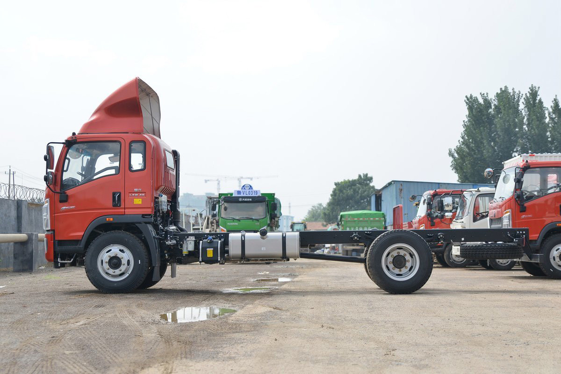 Sinotruk haut déflecteur de toit 190hp Howo camion châssis peut être installé avec 5,75m camion de clôture