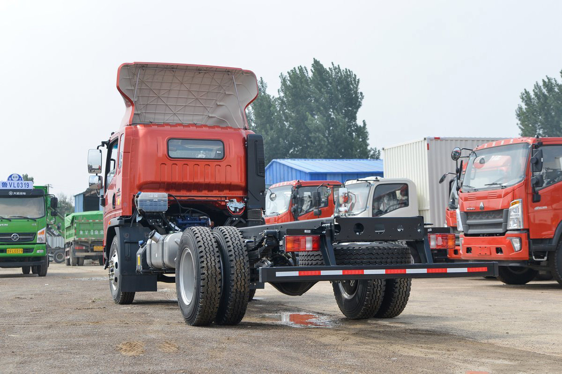 Sinotruk haut déflecteur de toit 190hp Howo camion châssis peut être installé avec 5,75m camion de clôture