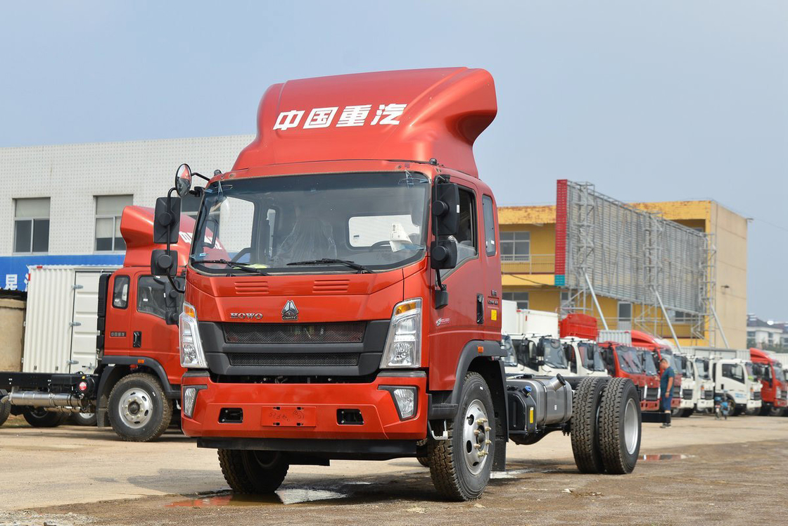 Sinotruk haut déflecteur de toit 190hp Howo camion châssis peut être installé avec 5,75m camion de clôture