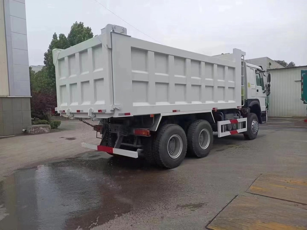 Sinotruk Howo 6x4 Camion Euro 2 Camion de déchargement à simple couchette 20-40 tonnes Charge utile Printemps à feuille