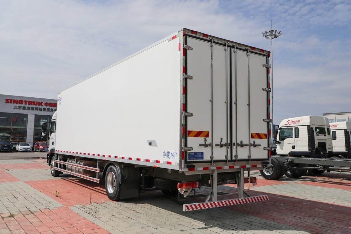 Diesel à 10 vitesses 290 ch 4x2 9,45m Déflecteur rangée demi-cabine Corps blanc SITRAK ZZ5186 Trois portes de fret camion réfrigéré