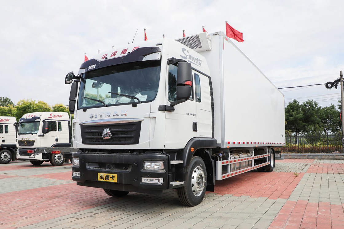 Diesel à 10 vitesses 290 ch 4x2 9,45m Déflecteur rangée demi-cabine Corps blanc SITRAK ZZ5186 Trois portes de fret camion réfrigéré