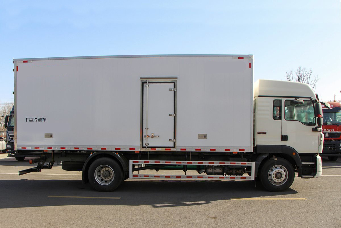 Howo ZZ5187 Truck réfrigéré de fret Diesel 8 vitesses 220 ch 4X2 6,8 m Déflecteur rangée demi-cabine Corps blanc Trois portes