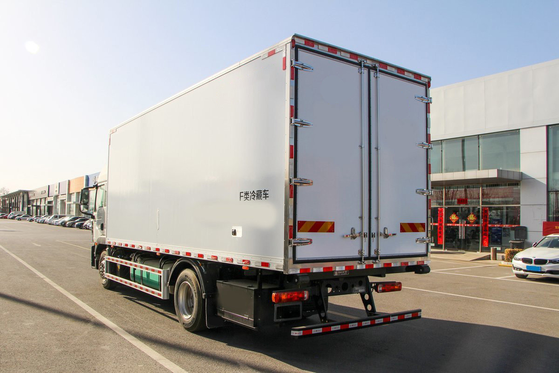 Howo ZZ5187 Truck réfrigéré de fret Diesel 8 vitesses 220 ch 4X2 6,8 m Déflecteur rangée demi-cabine Corps blanc Trois portes