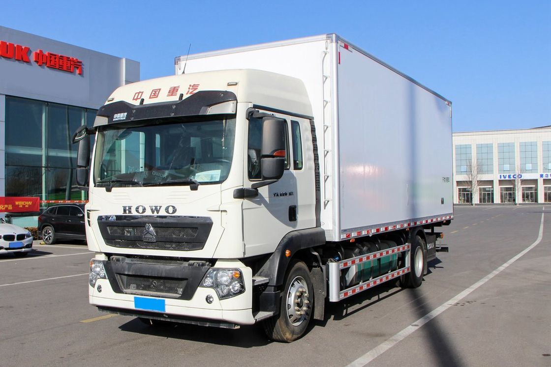 Howo ZZ5187 Truck réfrigéré de fret Diesel 8 vitesses 220 ch 4X2 6,8 m Déflecteur rangée demi-cabine Corps blanc Trois portes