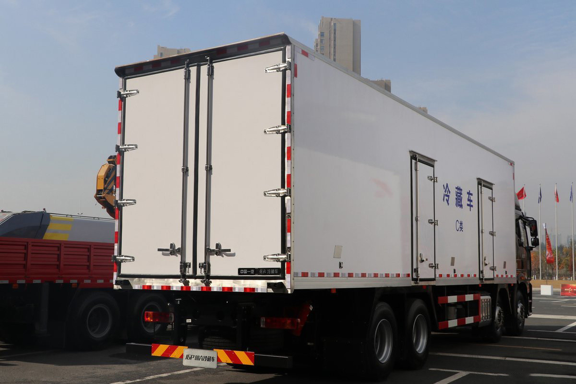 FAW Jiefang CA5320 J6P Camion lourd Camion réfrigéré Diesel 12 engrenages 420 Chevaux 8X4 9,2m Boîte de chargement Trois portes