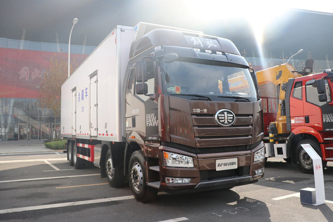 FAW Jiefang CA5320 J6P Camion lourd Camion réfrigéré Diesel 12 engrenages 420 Chevaux 8X4 9,2m Boîte de chargement Trois portes