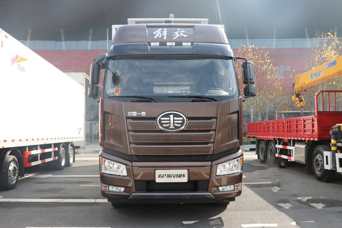 FAW Jiefang CA5320 J6P Camion lourd Camion réfrigéré Diesel 12 engrenages 420 Chevaux 8X4 9,2m Boîte de chargement Trois portes