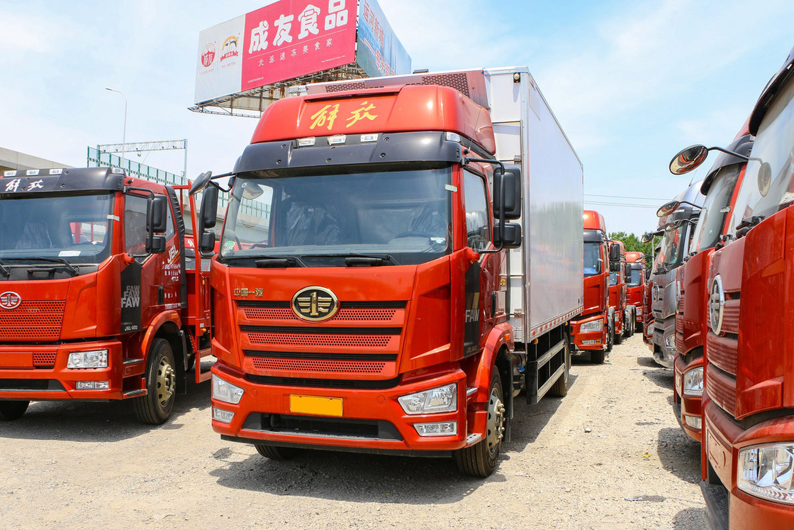 FAW Jiefang CA5180 J6L Camion réfrigéré Diesel 240HP 4X2 6m Boîte de chargement Porte latérale double et porte latérale unique