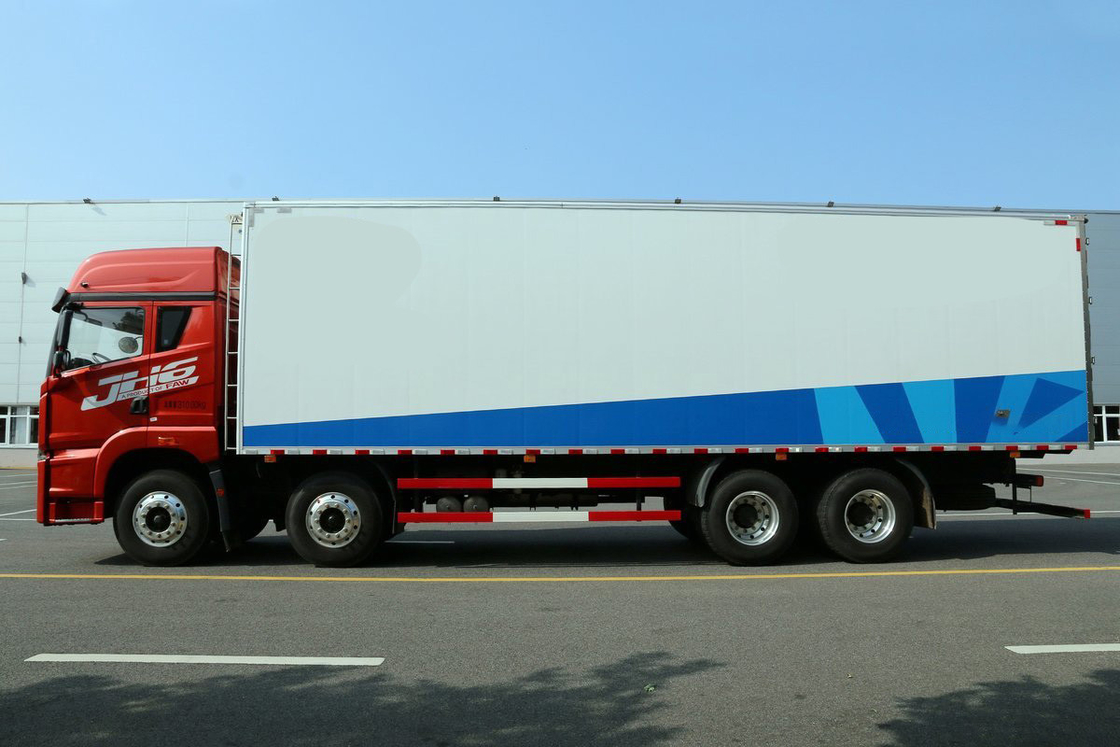 Qingdao Jiefang CA5310 JH6 Diesel 12 engrenages 400 HP 8X4 haut déflecteur de toit 9,4m camion réfrigéré