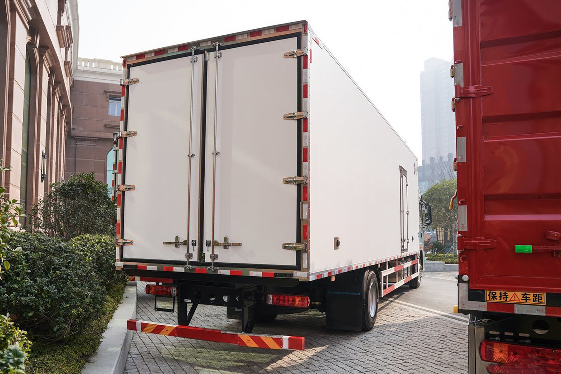 Qingdao Jiefang CA5181 JH6 sièges à demi rangée Diesel à 10 vitesses 350 HP 4X2 9,7 m AMT camion réfrigéré automatique