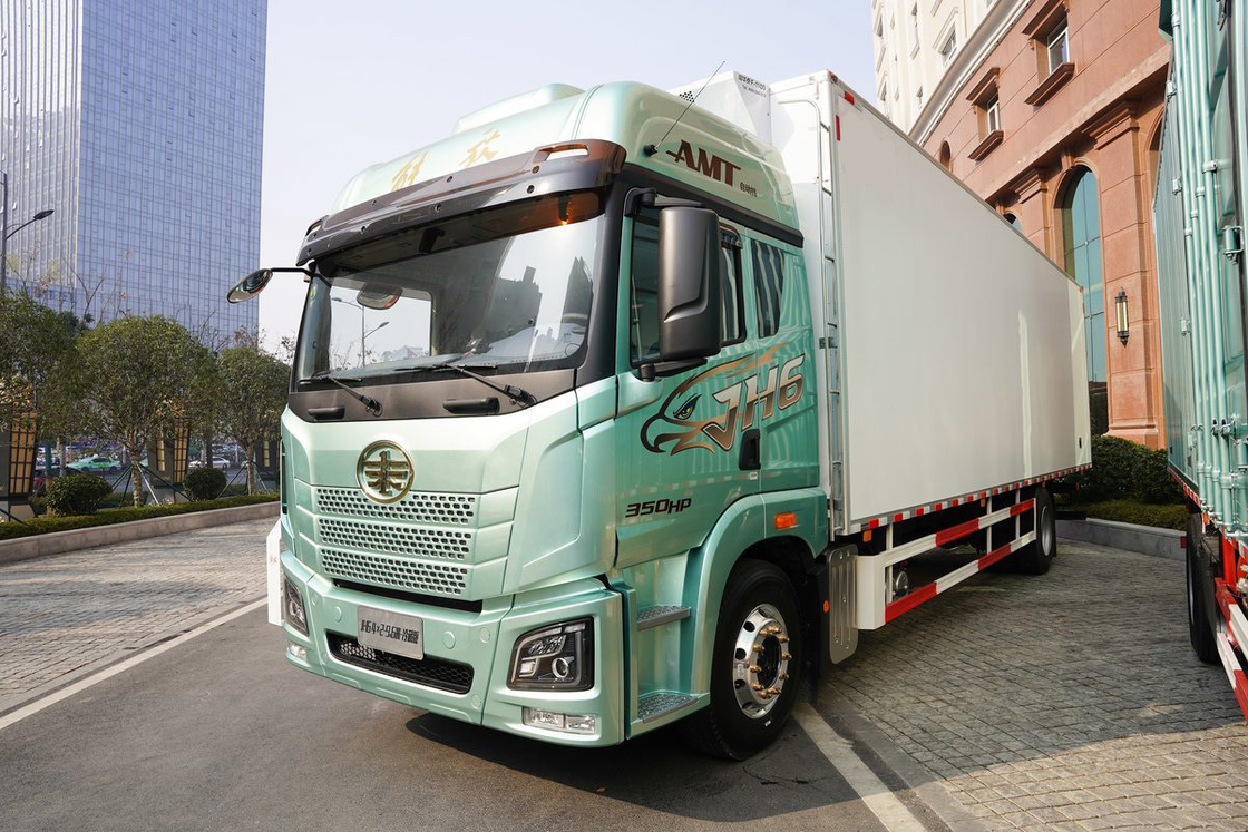Qingdao Jiefang CA5181 JH6 sièges à demi rangée Diesel à 10 vitesses 350 HP 4X2 9,7 m AMT camion réfrigéré automatique