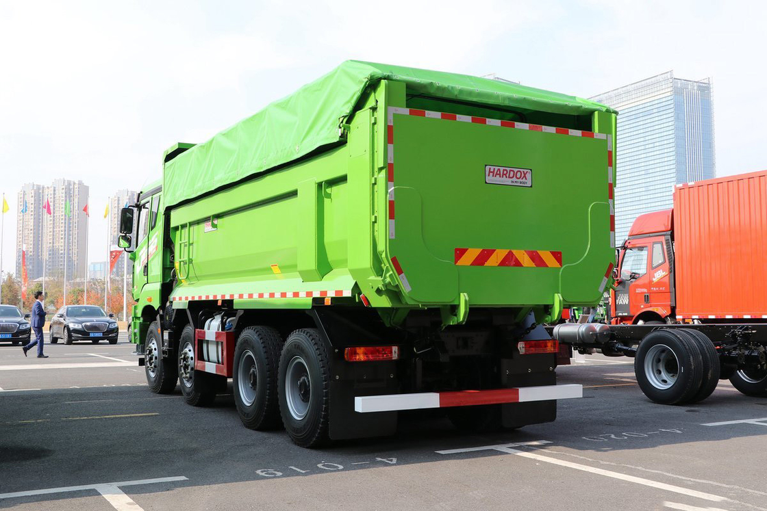 Qingdao Jiefang Dump Truck JH6 Heavy Truck Diesel 400 chevaux siège à demi rangée 8x4 5,8m Container de décharge arrière