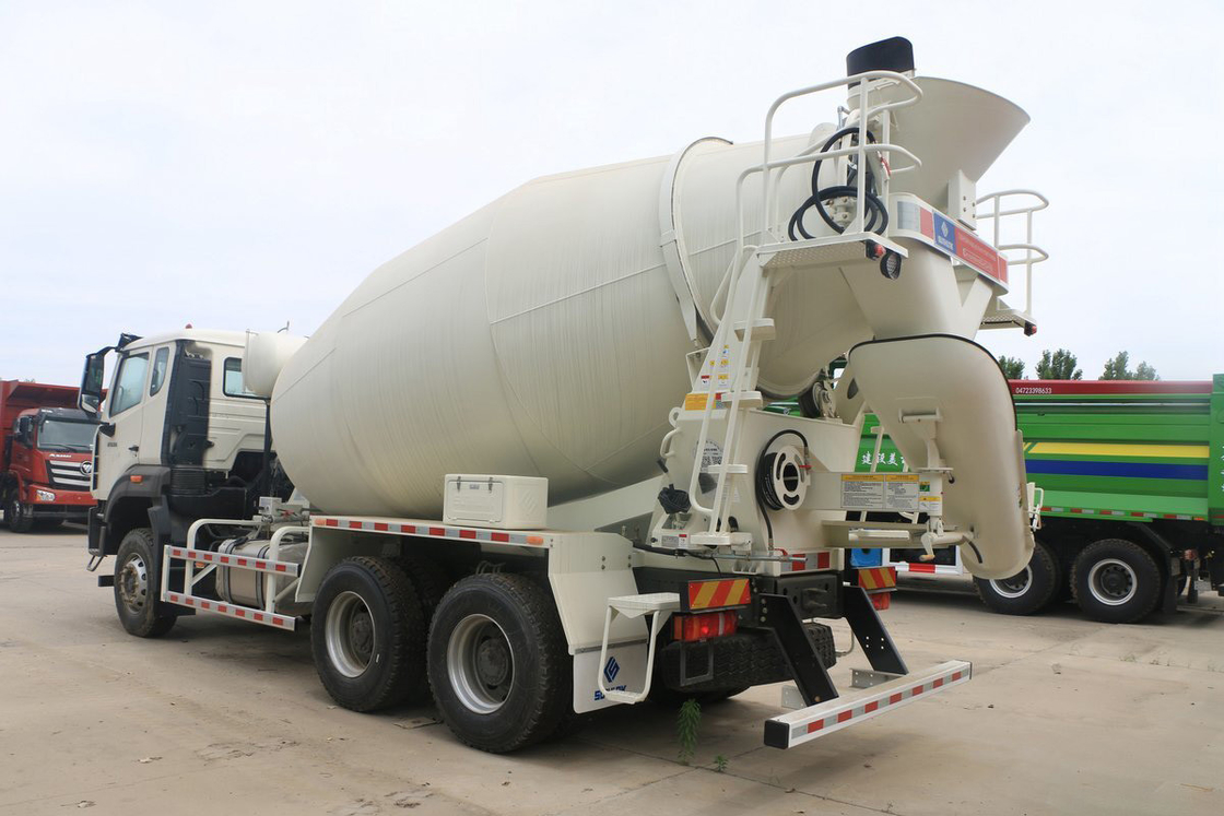Sinotruk Haohan N7G Sièges à moitié rangée supérieure plat 380 chevaux Air conditionné automatique 6X4 Camion à béton
