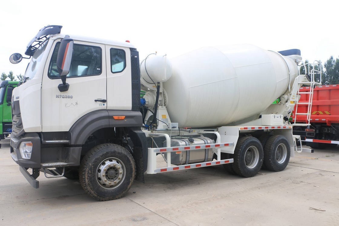 Sinotruk Haohan N7G Sièges à moitié rangée supérieure plat 380 chevaux Air conditionné automatique 6X4 Camion à béton