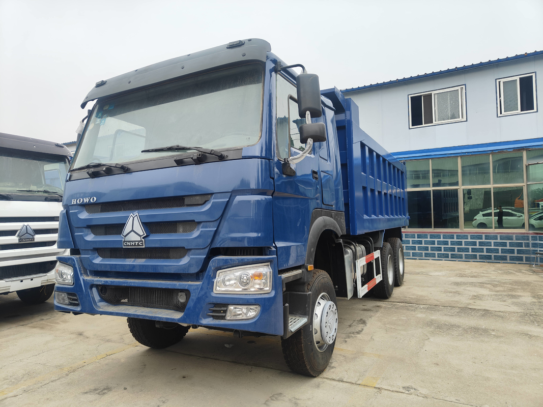 Camion en Afrique Howo Dump / Tipper 6*4 Couleur bleue 10 roues avec haut refouillé nouveau seau