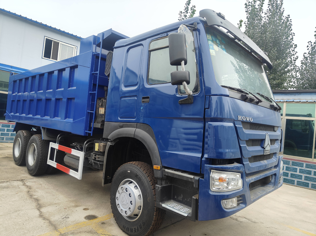 Camion en Afrique Howo Dump / Tipper 6*4 Couleur bleue 10 roues avec haut refouillé nouveau seau