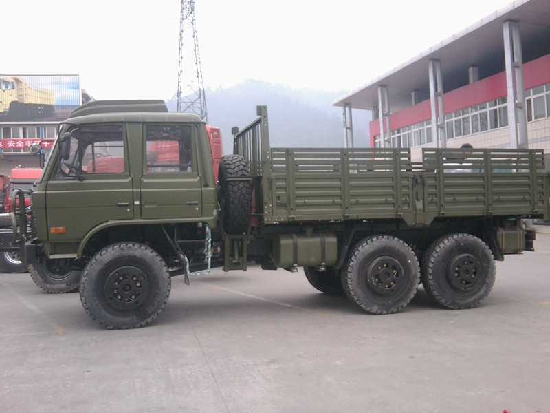 Camion de marchandises de 20 tonnes hors route 6*6 vert olive Dongfeng Tianjin Camion à plat moteur Cummins