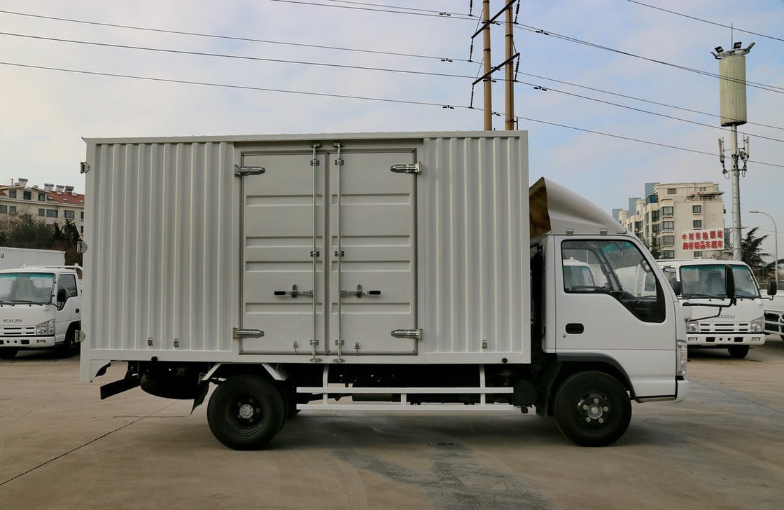 Camions de marchandises Isuzu 15 tonnes Camions de camionnettes Fourgon Box Moteur diesel de 5,2 litres de cylindrée Mode de conduite 4 * 2