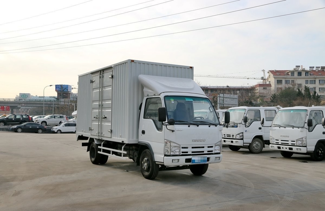 Camions de marchandises Isuzu 15 tonnes Camions de camionnettes Fourgon Box Moteur diesel de 5,2 litres de cylindrée Mode de conduite 4 * 2