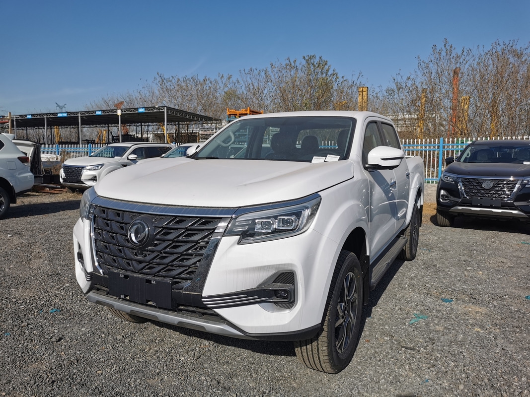 Petite camionnette 4x4 Chine Dongfeng Rich 7 transmission automatique 8 vitesses 5 sièges mauvaise conduite routière